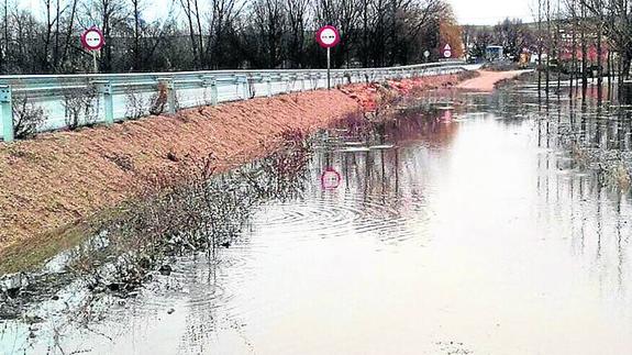 Cunetas anegadas, hace unas horas en la carretera de Hontanares de Eresma. 