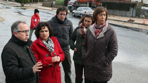 La alcaldesa de El Espinar, Alicia Palomo (2º por la izquierda) comenta con el delegado territorial, Javier López-Escobar, circunstancias del desastre sufrido ante la subdelegada del Gobierno, Pilar Sanz (derecha). 