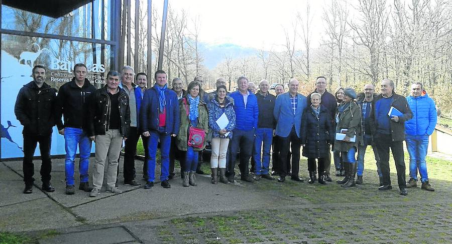 Asistentes a la reunión que tuvo lugar ayer en el Centro de Recepción de Cazadores de la Reserva de Las Batuecas en El Cabaco. 