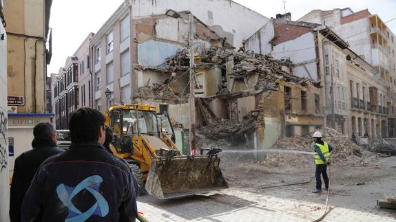 Trabajos de derribo del inmueble, el miércoles. 