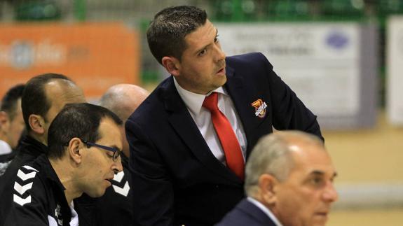 Diego Gacimartín atiende a Isaías de Santos durante un partido en el Pedro Delgado.