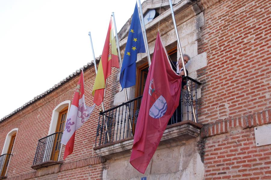 Izado de la bandera de Laguna en el balcón municipal. 