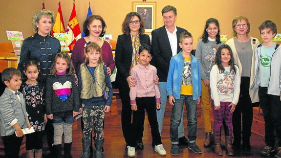 Los niños premiados en el Concurso de Marcapáginas de los Bibliobuses, ayer, en la Diputación. 