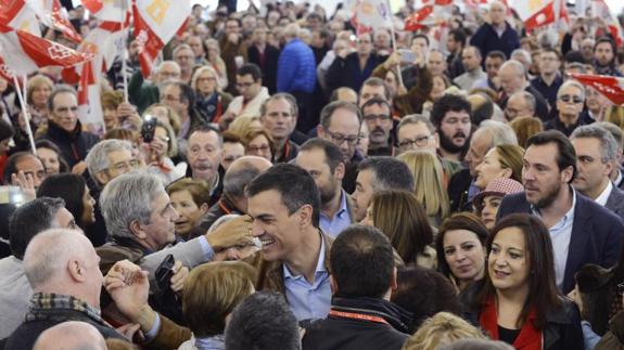 Pedro Sánchez en la Cúpula del Milenio, rodeado de gente y del alcalde de Valladolid, Óscar Puente