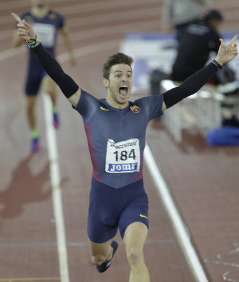 Óscar Husillos alza los brazos  en la meta de Salamanca. 