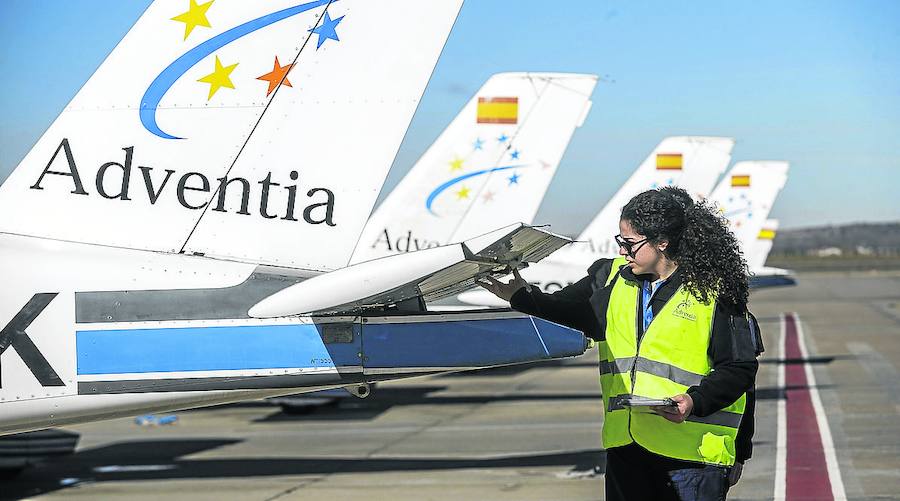 Imagen de una operaria haciendo labores de control en la base de Matacán. 