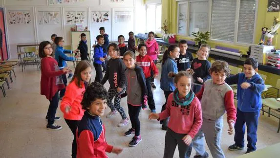 Un grupo de alumnos en el aula de música.