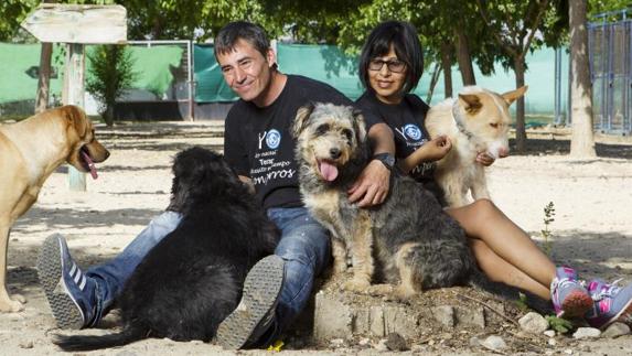 Santi Vidal y Elisa Hinojosa rodeados de sus perros. 