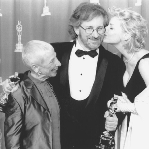 Steven Spielberg recibe las felicitaciones de su esposa y de su madre tras ganar dos Oscars por 'La lista de Schindler'.