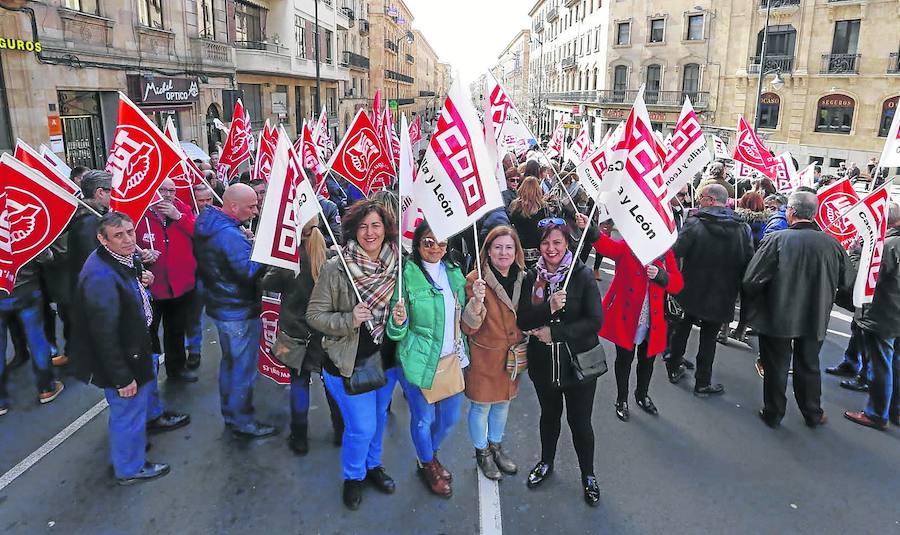 Un momento de la concentración de protesta que celebraron ayer UGT y CCOO en la Gran Vía. 