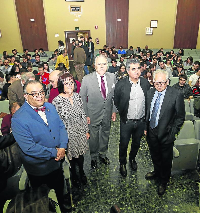 Benjumea, en el centro, con participantes en el encuentro. 