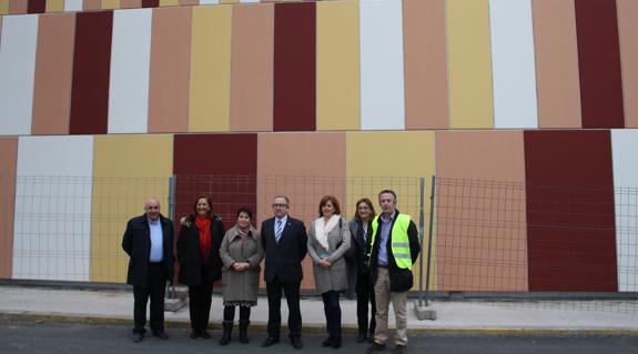 La alcaldesa, Clara Luquero (tercera por la izquierda), junto al delegado territorial, Javier López-Escobar, en la visita al pabellón. 