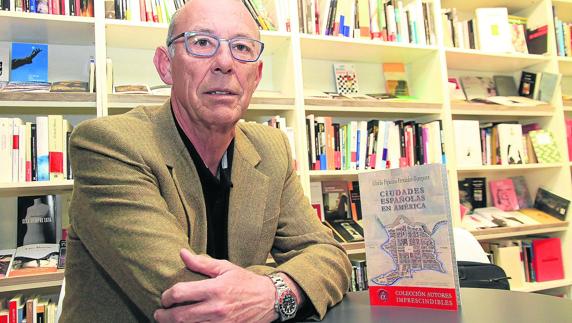 Alfredo Figueiras Fernández-Ojanguren, con su libro, en la librería Intempestivos. 