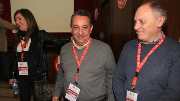 El nuevo secretario general de UGT Segovia, Manuel Sanz (centro), junto a Faustino Temprano, líder del sindicato en la región, este sábado en el congreso provincial. 