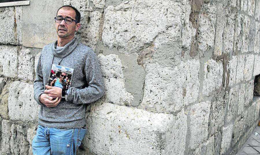 Óscar Hugo Martín del Barco, con un ejemplar de su libro. 