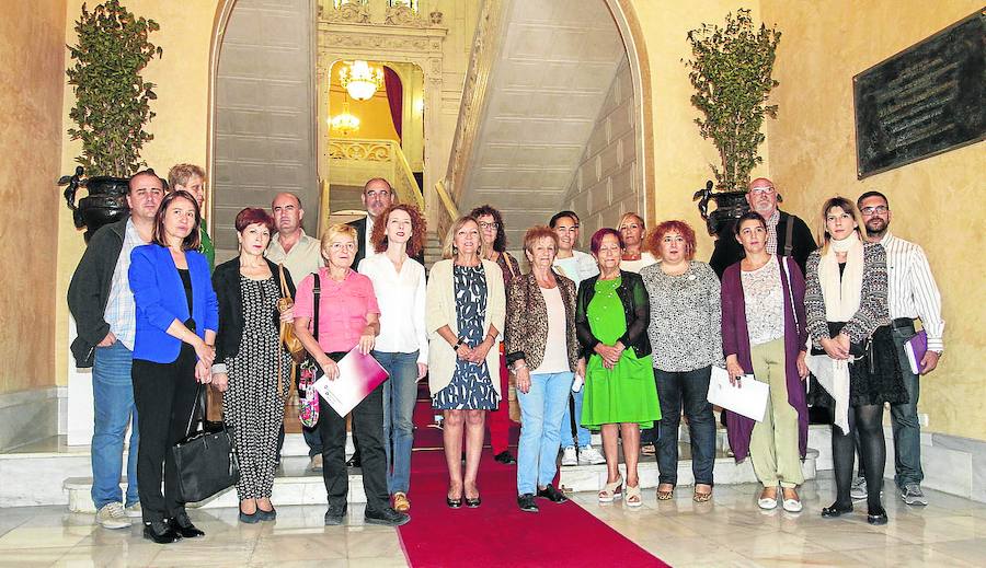 Foto de familia tras la última reunión de la comisión sobre la violencia de género. 