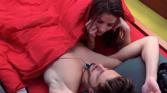 Aylén y Marco protagonizan el primer 'edredoning' de 'Gran Hermano VIP 5'