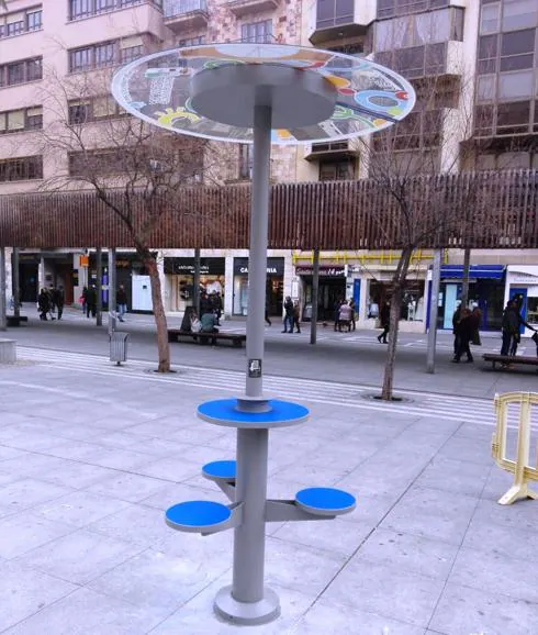 Cargador solar para móviles instalado en la plaza de Castilla y León de Zamora.