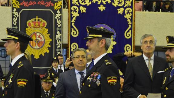 Juan Ignacio Zoido, ministro de Interior, con José Luis Rivas, alcalde de Ávila durante la graduación de los nuevos inspectores.