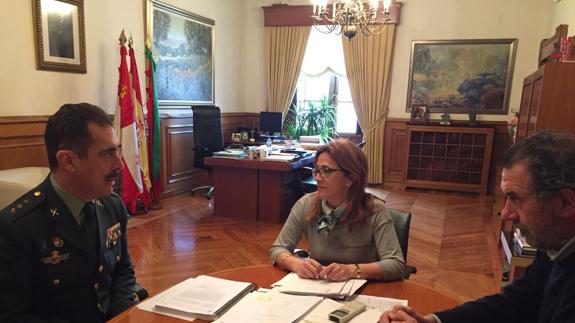 El teniente coronel de la Guardia Civil de Zamora, la presidenta de la Diputación y el vicepresidente primero.