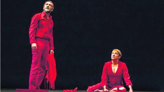 Blanca Portillo y José Luis García Pérez, en una de sus escenas mano a mano en ‘El cartógrafo’.