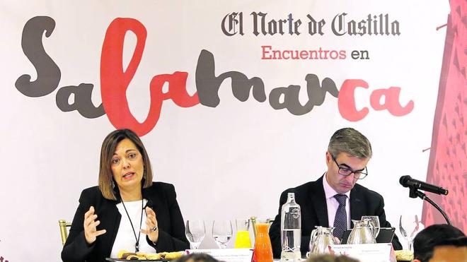 Milagros Marcos, junto al subdirector de El Norte de Castilla, José Ignacio Foces, en un momento de la intervención. 