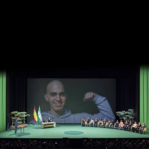 Pablo Ráez recibe el homenaje de los asistentes a un acto oficial presidido por la jefa del Gobierno andaluz, Susana Díaz, durante el día de la comunidad. 