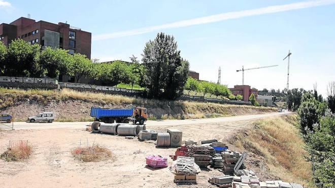 El vial desde el paseo de San Vicente y la avenida de Ramos del Manzano es utilizado por los camiones de las obras.