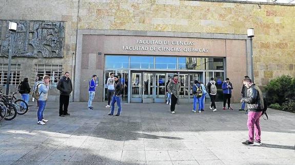 Alumnos de Ciencias hacen un receso en sus clases diarias a las puertas de su facultad. 
