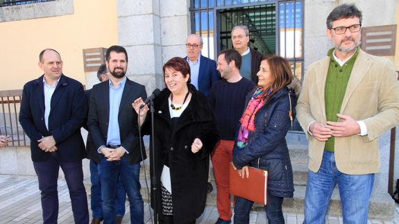 Luis Tudanca y Clara Luquero, en el centro, junto a otros representantes socialistas, ayer, delante de La Cárcel Centro de Creación, donde el PSOE presentó sus propuestas sobre igualdad. 