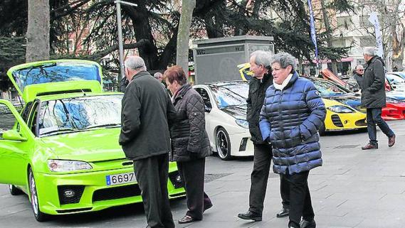 Numerosas personas visitaron los vehículos en el Salón.