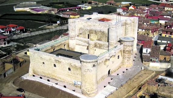 Castillo de Fuentes de Valdepero, propiedad de la Diputación.