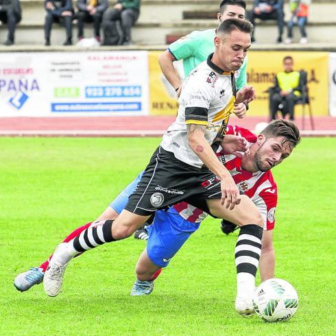 Álex González, baja hoy, se va de un rival del Bembibre en la primera vuelta.