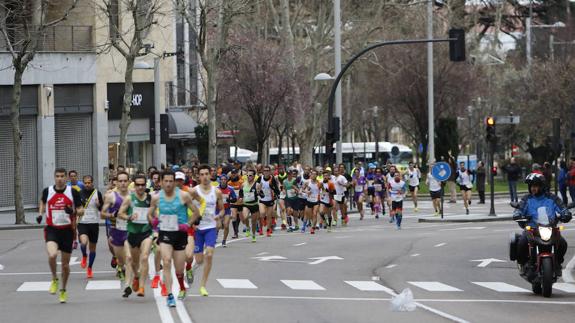 Javier Alves y Verónica Sánchez se llevan la VI Media Maratón Ciudad de Salamanca