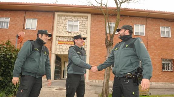 El Sargento Jefe del puesto de mando felicita a los guardias civiles Carlos Manuel Pérez y Luis Paniagua en la puerta del cuartel de Olmedo.