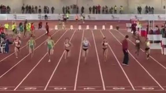 Un juez despistado cruza delante de las atletas en plena competición