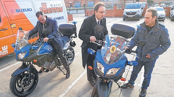 El alcalde y el concejal de Tráfico se disponen a probar las motos.