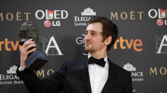 El actor y director, Raúl Arévalo, sujeta uno de los Goya ganados en la última edición de los premios. Efe