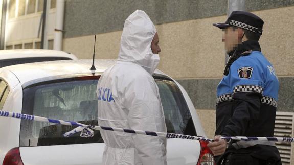 Agentes de policía a las puertas de la vivienda. 