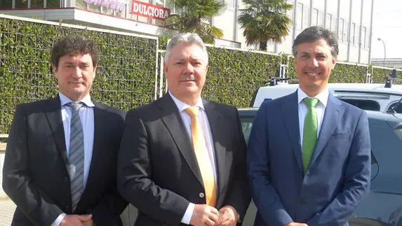 Javier, José Vicente y Jorge López, propietarios de la compañía Damel Group, ante las instalaciones de Dulciora. 