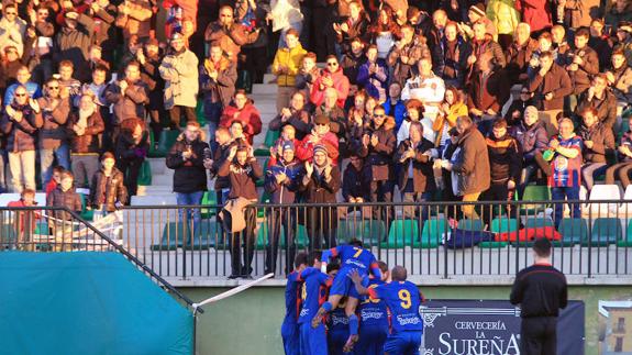 Jugadores de la Segoviana celebran un gol ante su afición.