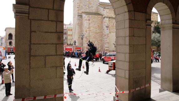 Simulacro de los bomberos en la Plaza Mayor de Zamora. 
