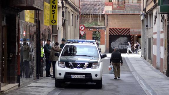 Agentes de la Guardia Civil ante el local.