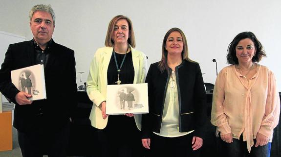 Juan Carlos Prieto, Ángeles Armisén; Nuria Estalayo y Marimar Espartero, tras la presentación ayer del estudio.