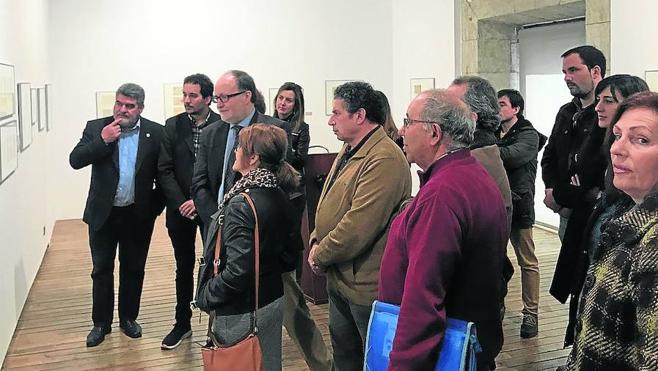 Asistentes al acto de inauguración con la autoridades en la parte central. 