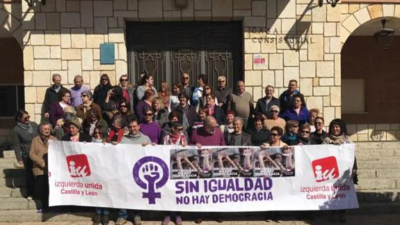 Hombres y mujeres de Castronuño reivindican la igualdad. 