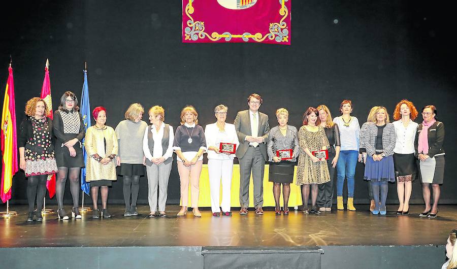 Foto de familia de las homenajeadas con todo el Consejo Sectorial de la Mujer. 