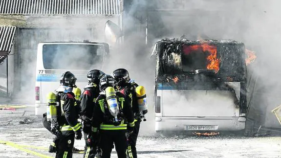 Los bomberos, durante una intervención en una nave de Salamanca de Transportes.