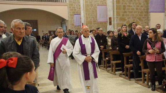 El cardenal arzobispo,  junto con su secretario, en el vía crucis celebrado en Rioseco. 