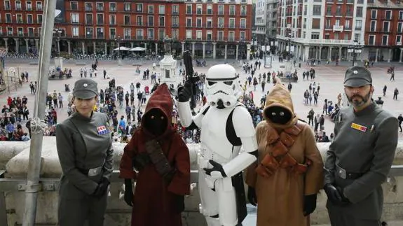 Los personajes de 'Stars Wars' tomaron el balcón del Ayuntamiento de Valladolid. 